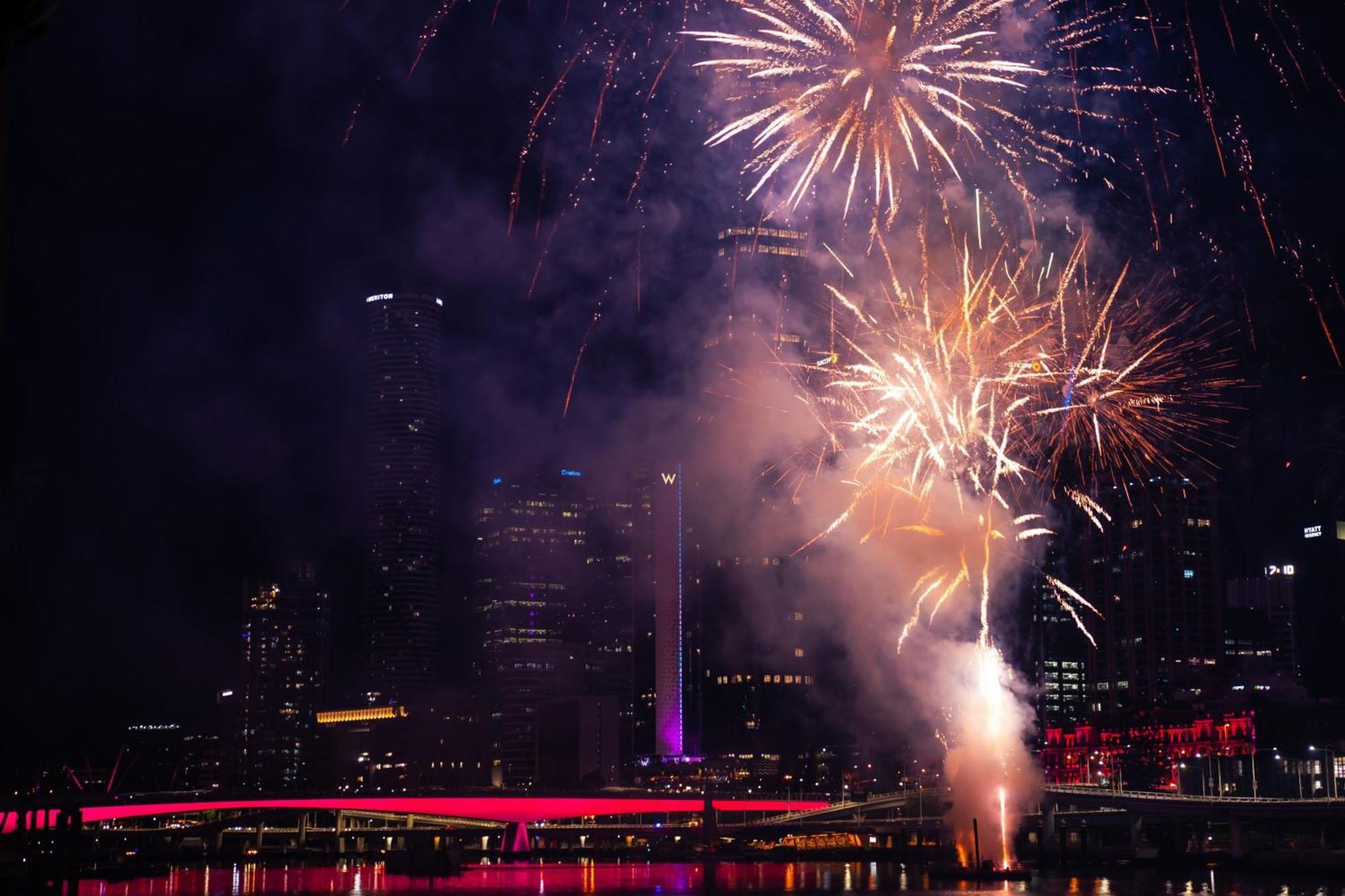 W Brisbane Hotel Ngoại thất bức ảnh Fireworks at the 2011 New Year's Eve celebrations
