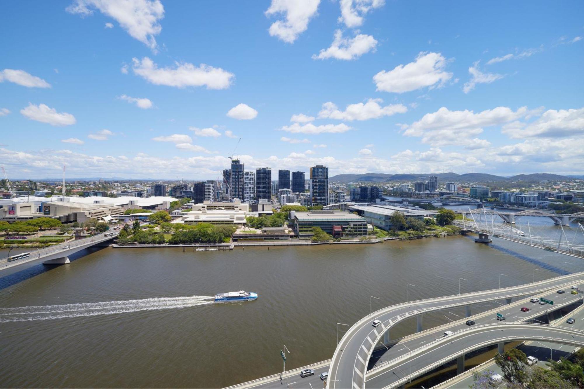 W Brisbane Hotel Ngoại thất bức ảnh Aerial view of the River City skyline
