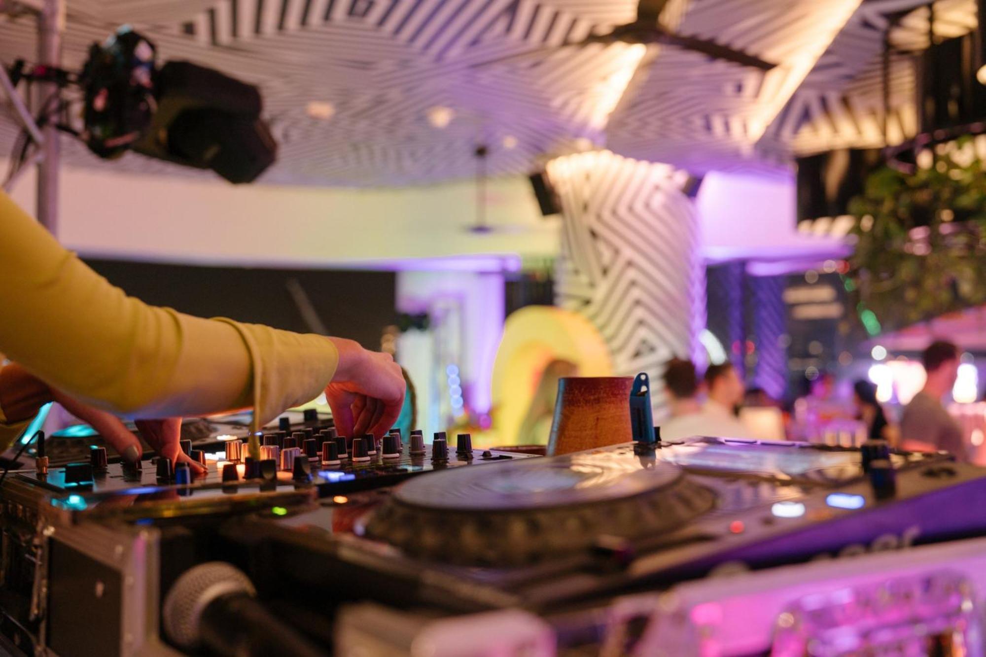 W Brisbane Hotel Ngoại thất bức ảnh DJ at work